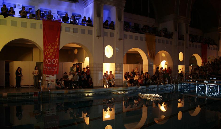 Cinema on the road - indoor swimming pool